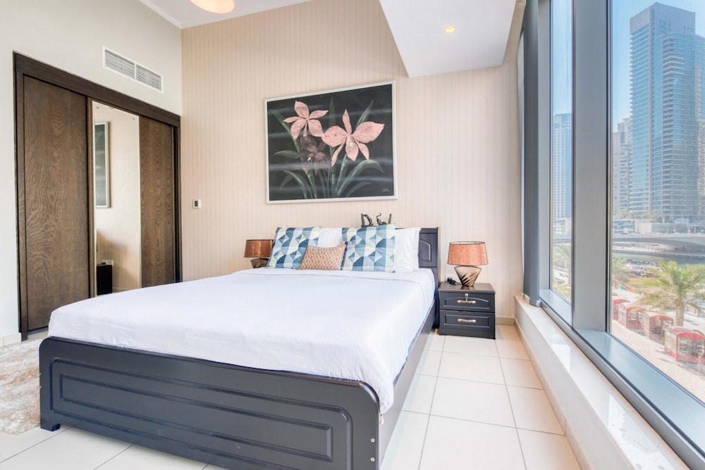 Luxury Apt w Private Jacuzzi Overlooking the Water