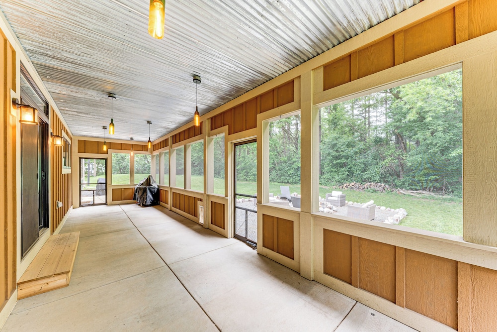 Luxe Barndominium Retreat Near Blue Spring Lake!
