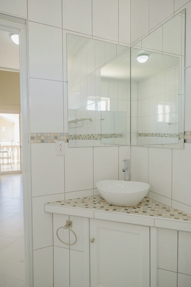 Spacious 4-bedroom Apartment 2 km From Eagle Beach - Dream Suites Aruba