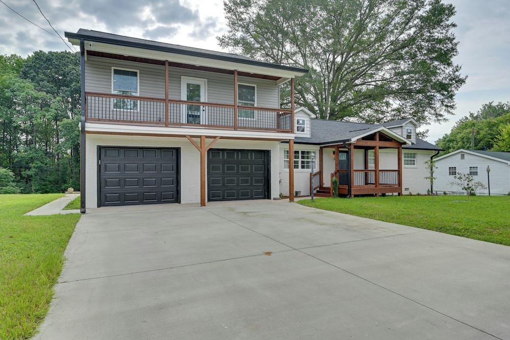 12 Mi to Downtown Winston-salem: Apt w/ Balcony!
