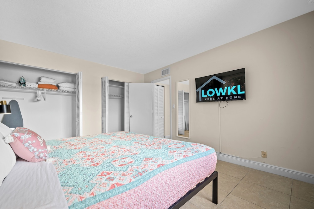 Coco Palms Apartments By Lowkl view 4