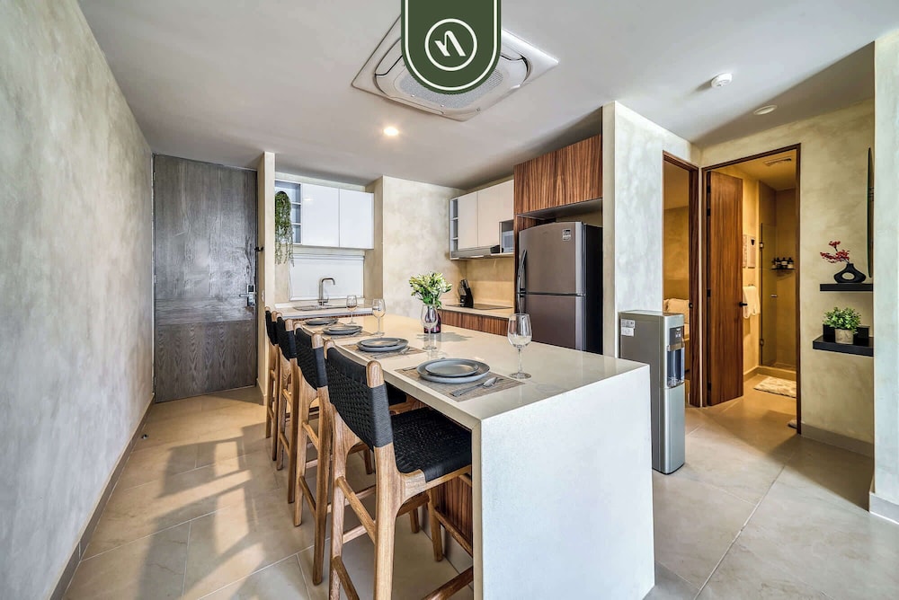 Luxury 2 BR Condo Near Beaches - Pools - Gym