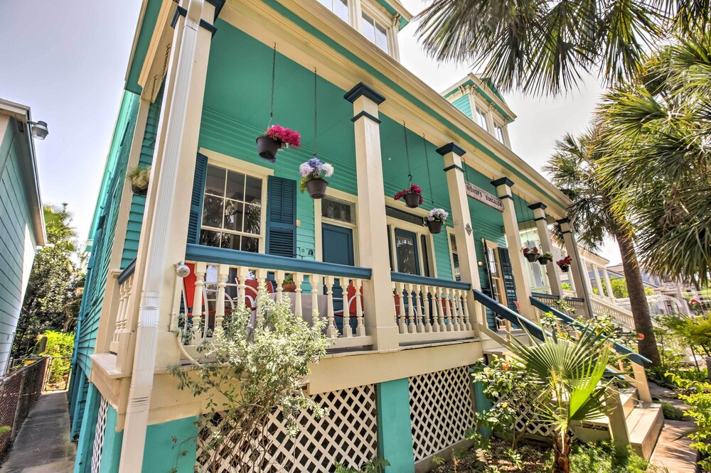 Vintage Galveston Apt < 1/2 Mi to Porretto Beach! view 3