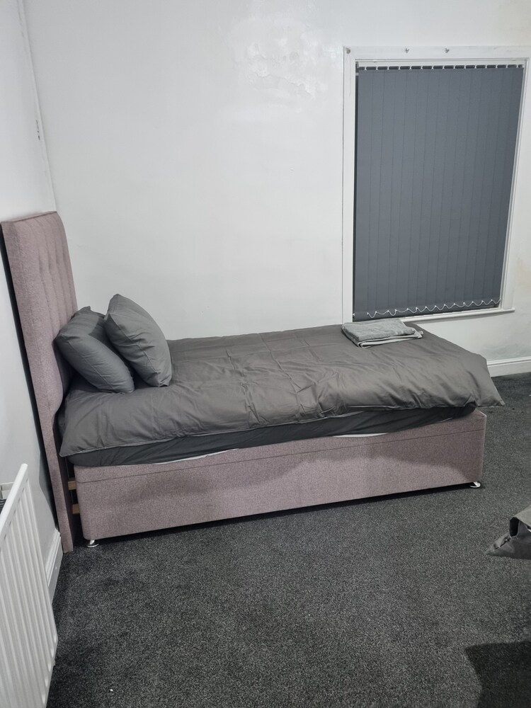 Lovely 2-bed House in Smethwick, Birmingham tn view 5