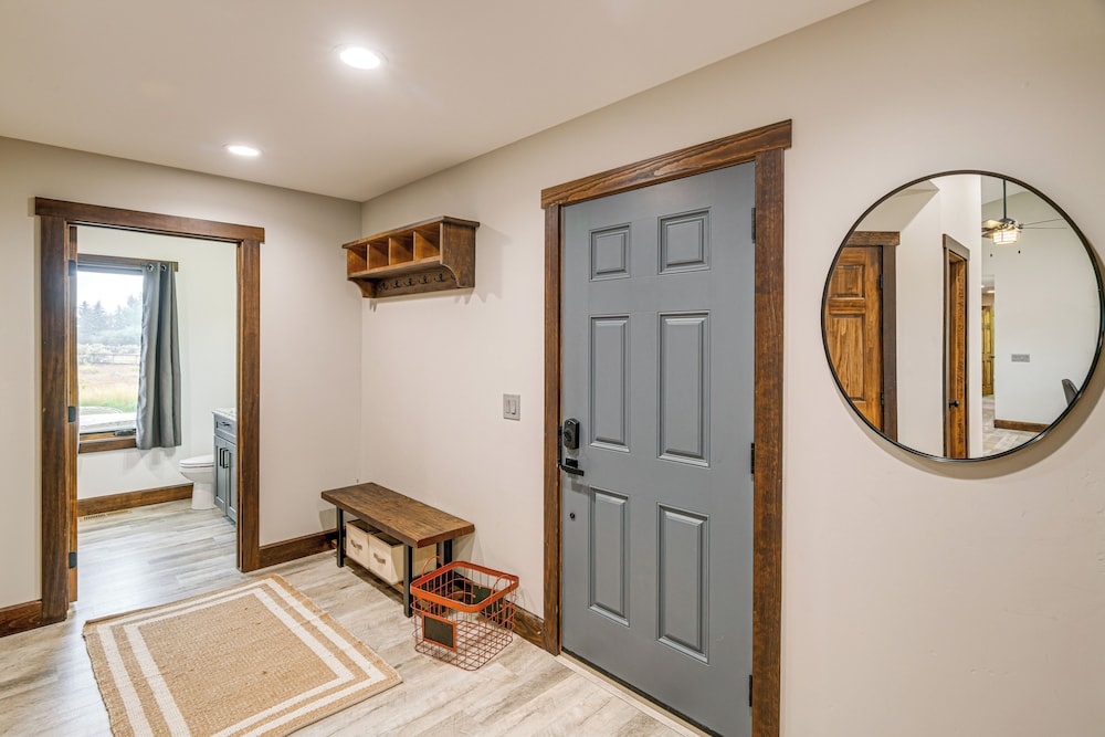 Pinedale Getaway Near Hiking, Skiing & Lakes!