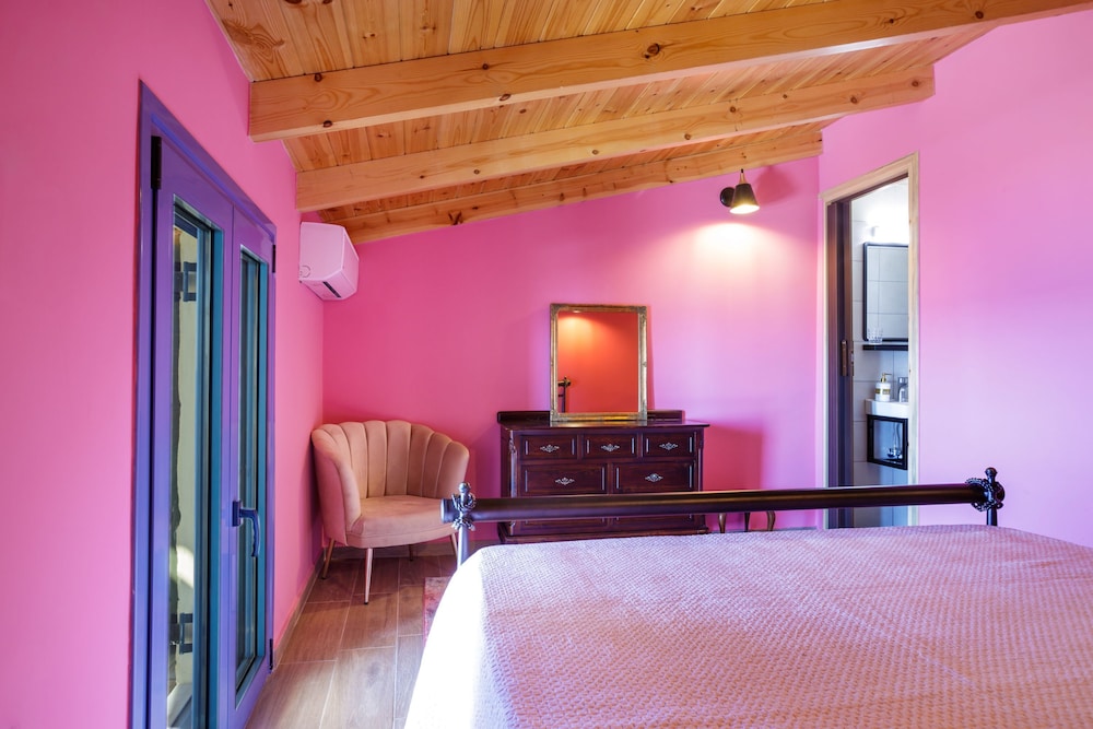 Maritinas Stone House & Apartment On The Beach