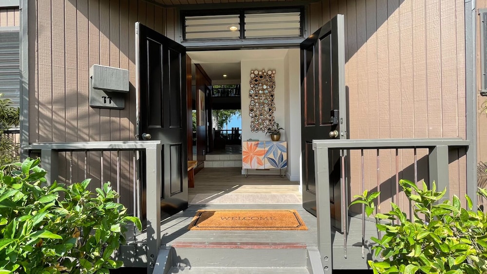 Sophisticated Oceanfront Retreat - Air-conditioned - Walk to Beach - Vrkcv