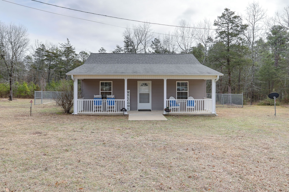 3 Mi to Greers Ferry Lake: Home w/ Screened Patio