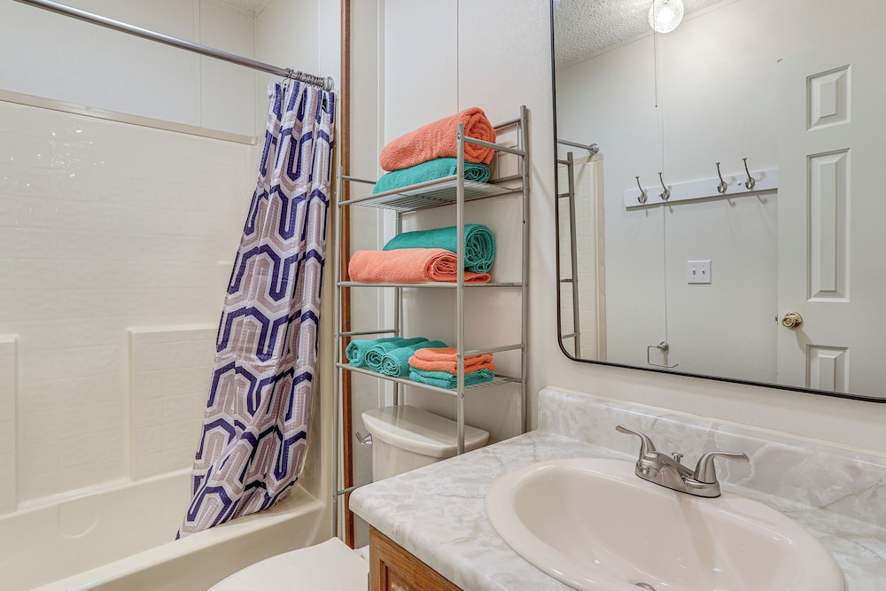 < 1 Mi to Greers Ferry Lake: Dog-friendly Home!