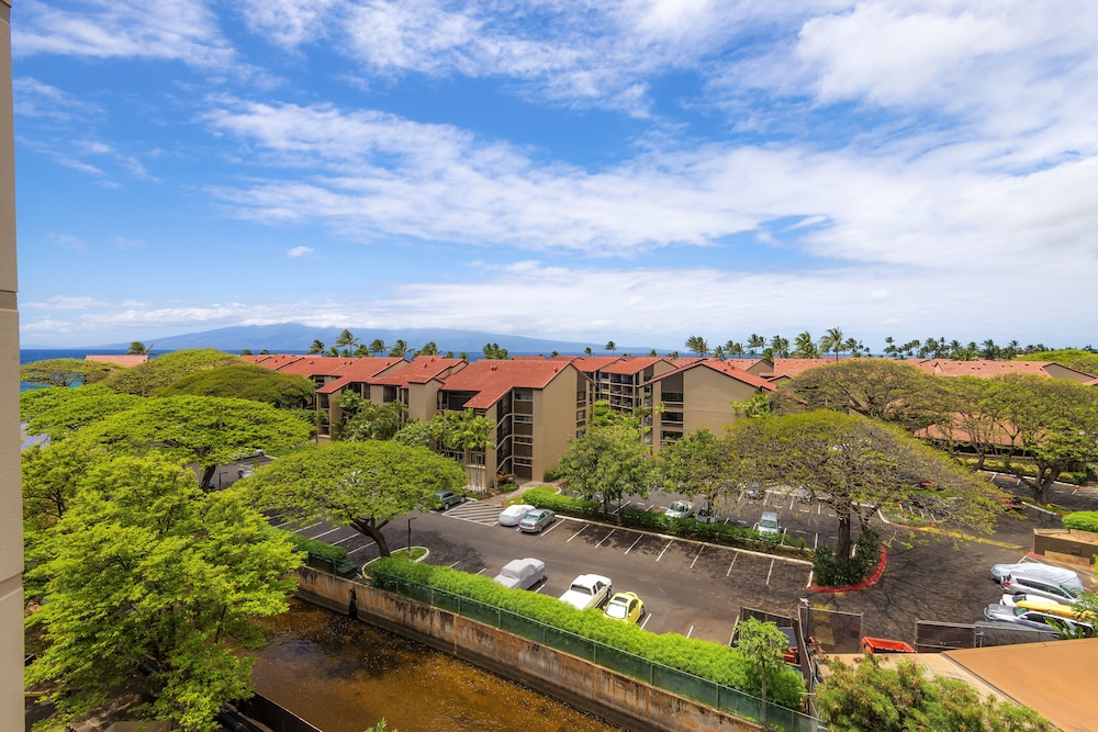Kaanapali Shores Studio 642 Studio Bedroom Condo by RedAwning