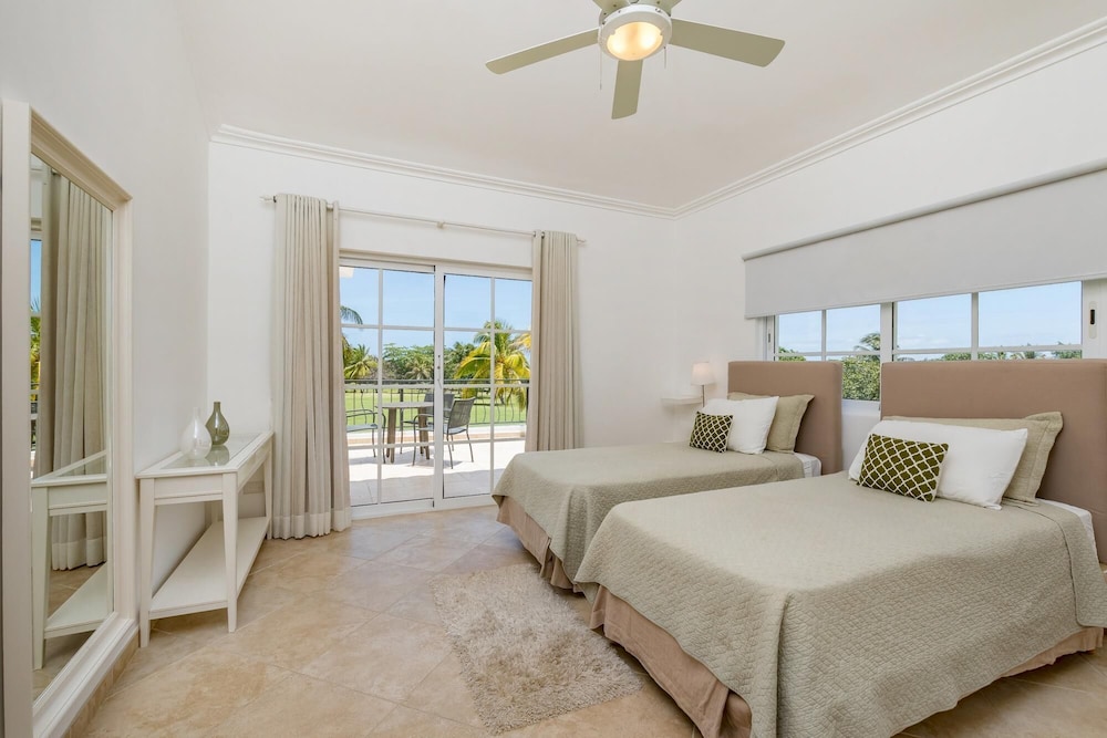 Beautiful 5-bdr 2 Levels Villa for Rent in Punta Cana - Golf Front With Pool Jacuzzi Maid view 2