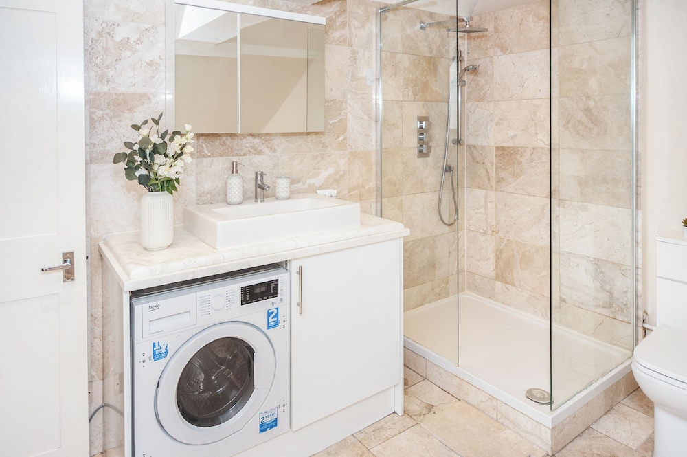 Spacious 3BR 2BA Flat in Central Soho