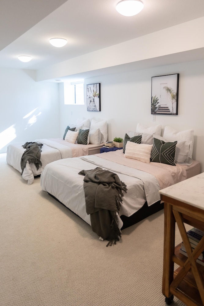 DT 3-lvl Townhouse w Rooftop Patio - Image 2