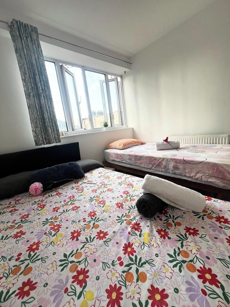London Luxe Apartment - Spacious & Stylish