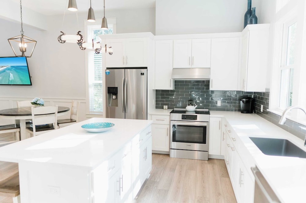 Walk to Beach, 2 Shared Pools, Enclosed Porch, Bikes 30A Hideaway by Avantstay