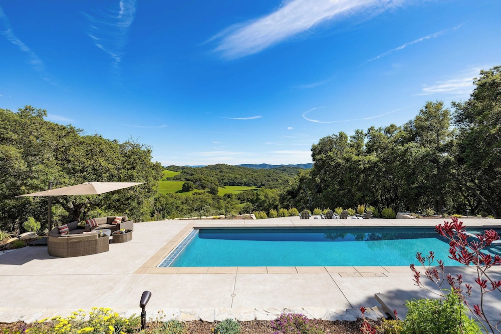 Rancho Robles by Avantstay Vineyard Villa w/ Views, Pool & Privacy