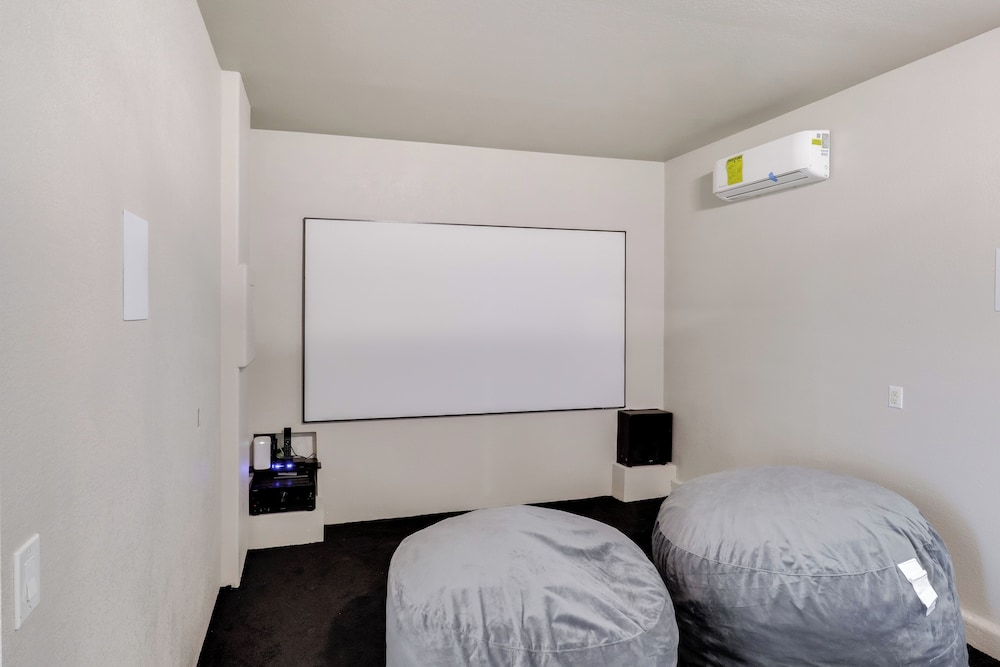 7 Mi to Fremont Street: Spacious Vegas Home!