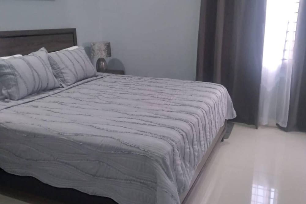 Montana Villa-ochorios-sleeps6-aircon-pool-tv-wifi
