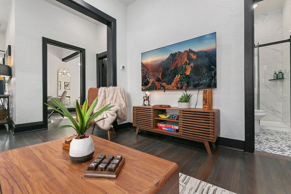 Old Town Retreat w/ Hot Tub Perfect for Groups!