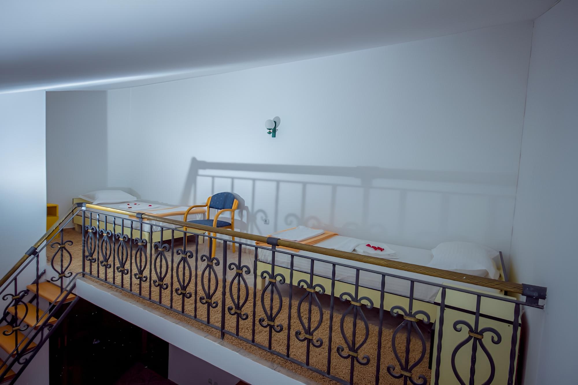 Hotel Pharos