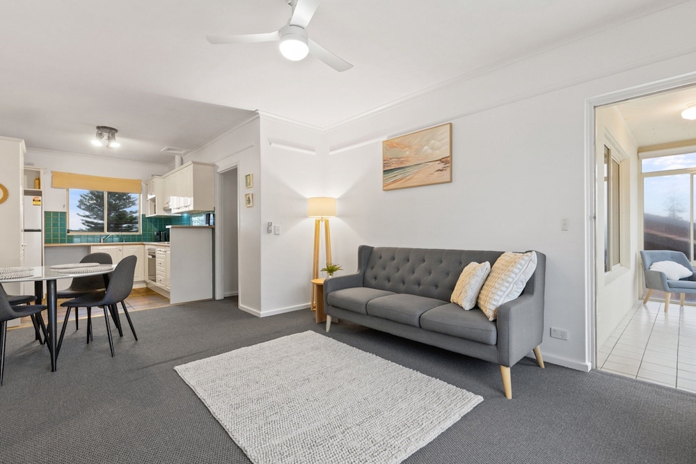 Beachside 2-bed Apartment With Balcony Views