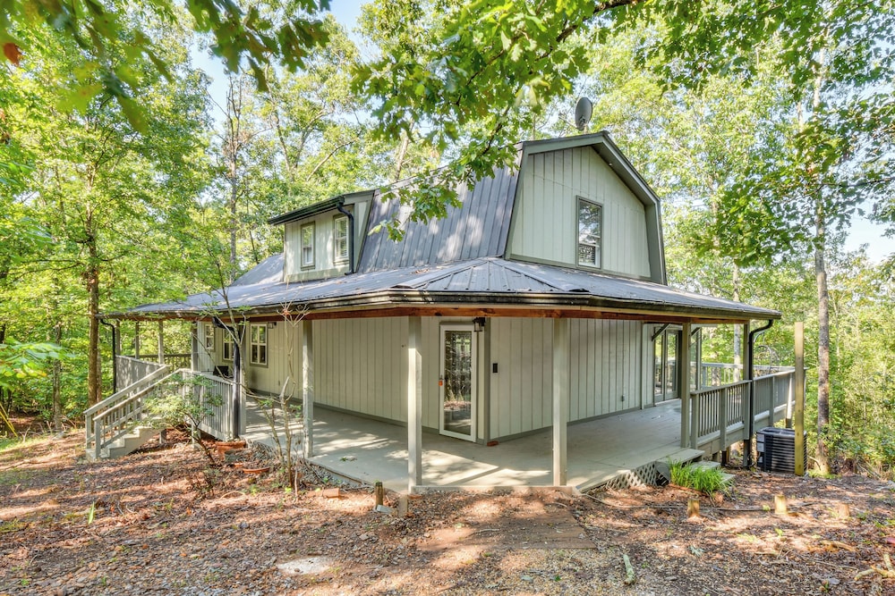 Woodsy Retreat w/ Deck & Views in Dahlonega!