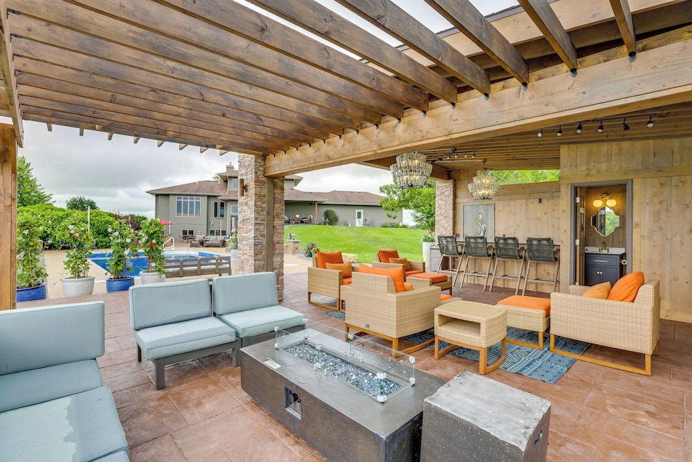 Outdoor Oasis: Luxe Flat in Mt Horeb!