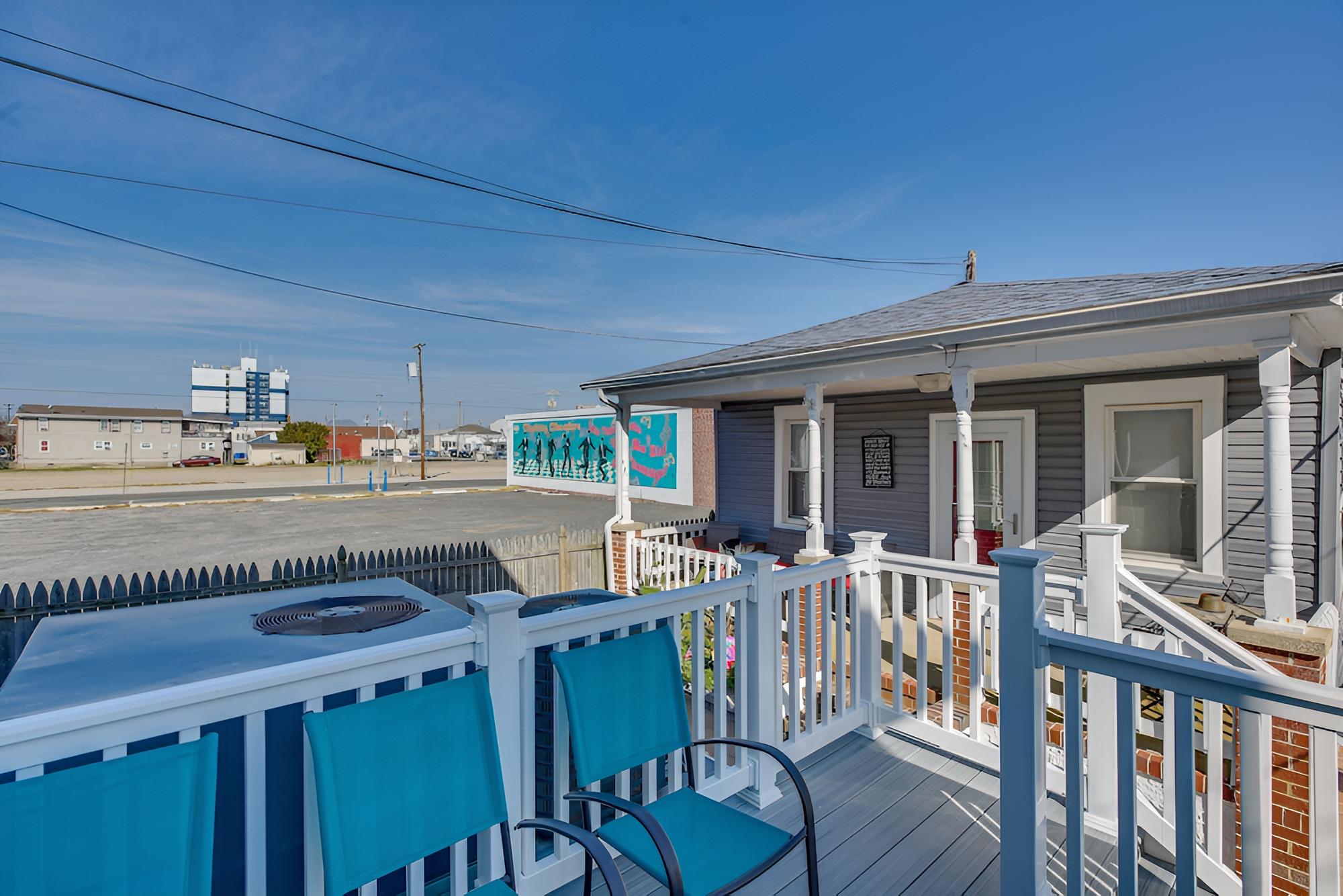 Wildwood House w/ Enclosed Porch - Walk to Beach!