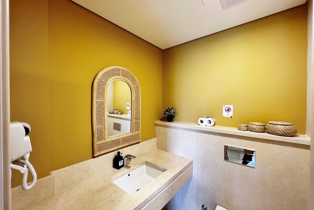 Xuru Stays I Exotic 1bdr w/ Outdoor Terrace Pool & Beach Access