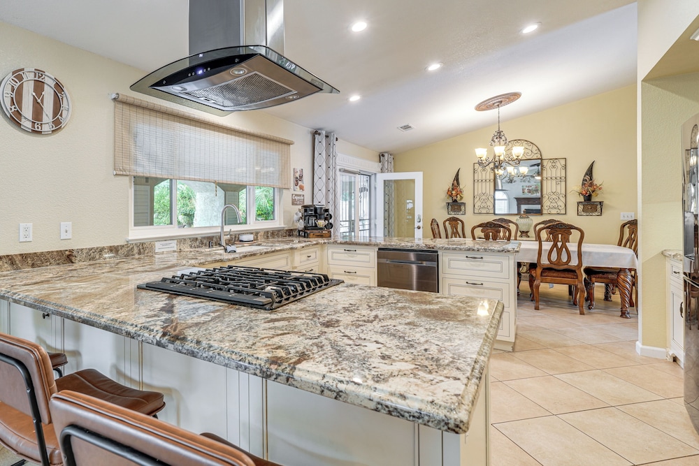 Outdoor Kitchen & Patio! Central Valley Hacienda