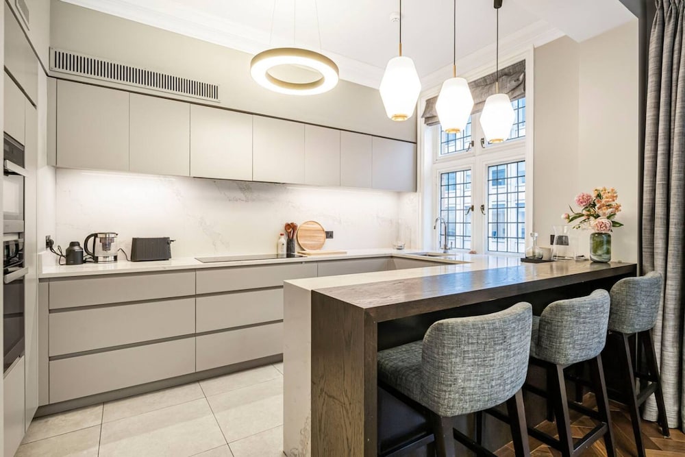 Mayfair Home Private Parking Central AC
