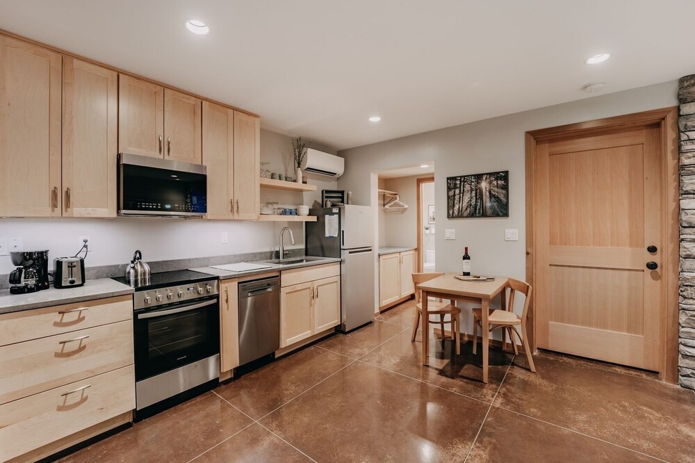08mbr - Starlink - Gas F/p - Bbq - Sleeps 2 Home by RedAwning view 4