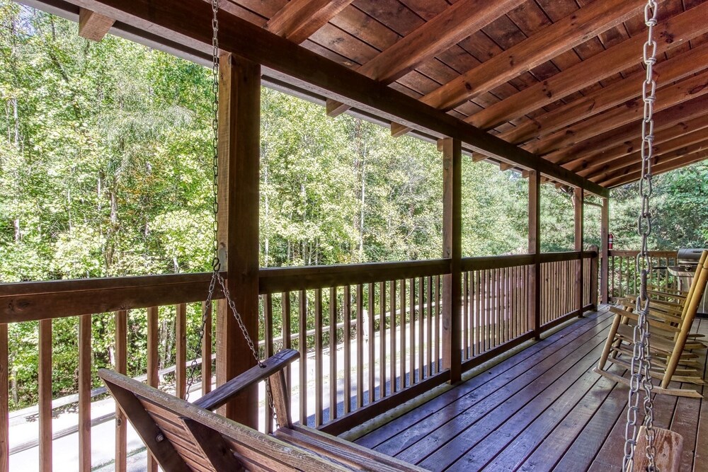 ER227 - Bearry Nice Great Location - Close To Town! 1 Bedroom Cabin by RedAwning view 3