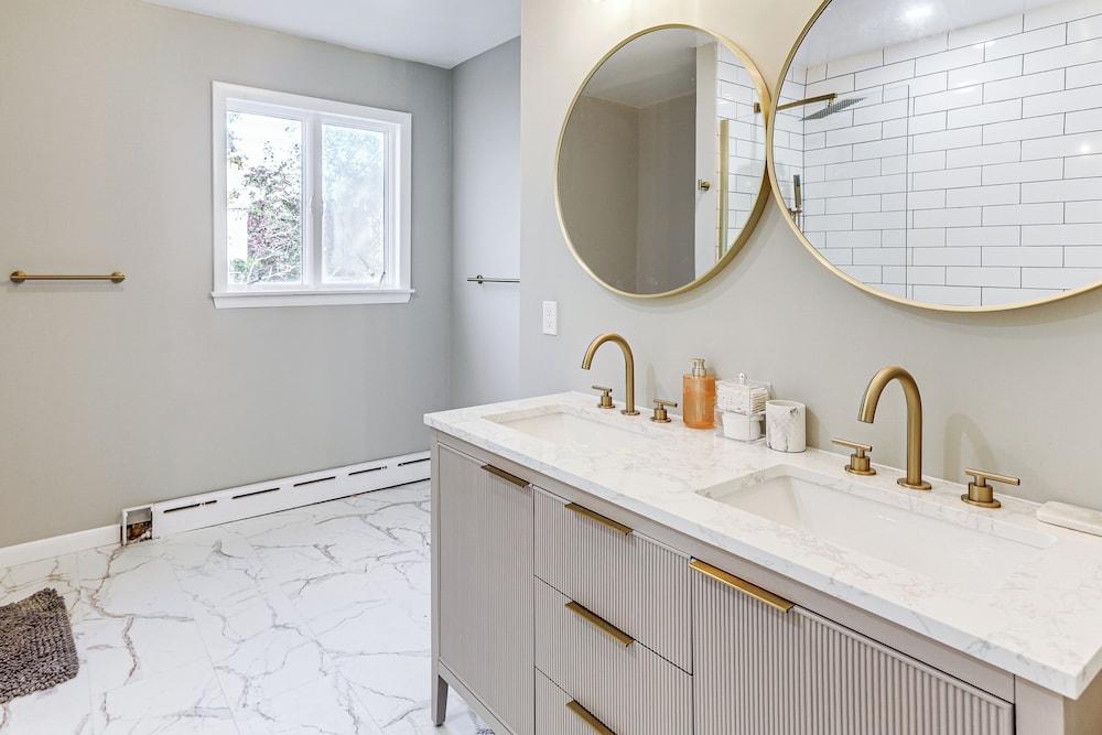 2 Mi to Uscg Academy! Convenient New London Home