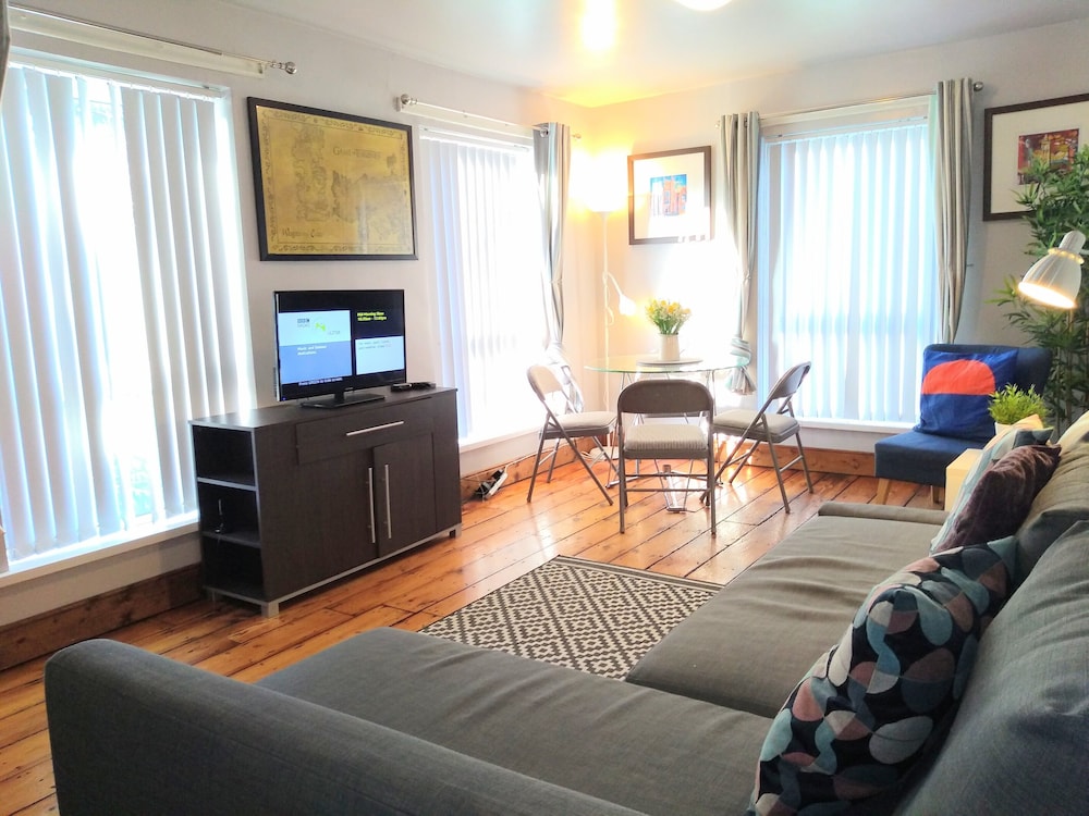 Perfect City Center Location, Parking, 4 Beds