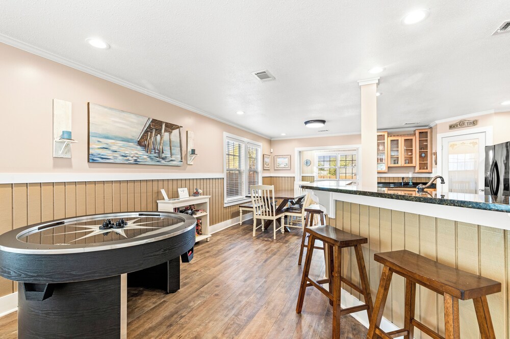 Just Beachy 3BR Dog-friendly Townhouse Near Beaches & Attractions!