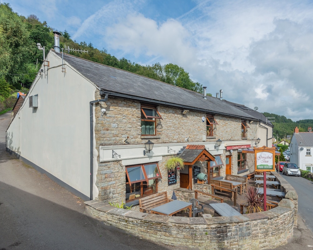 Hotel Gwaelod Y Garth Inn - Image 1