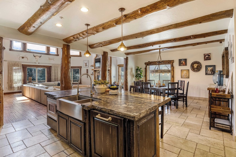 Group Cabin + Lake and Mountain View Pet-friendly, Fireplace, Games, Loft