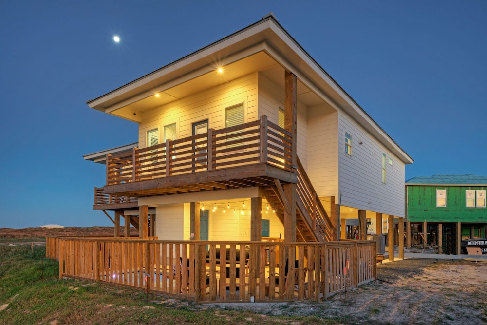 Cart-friendly Boardwalk to the Beach Private Pool Firepit Pond Views Bayview