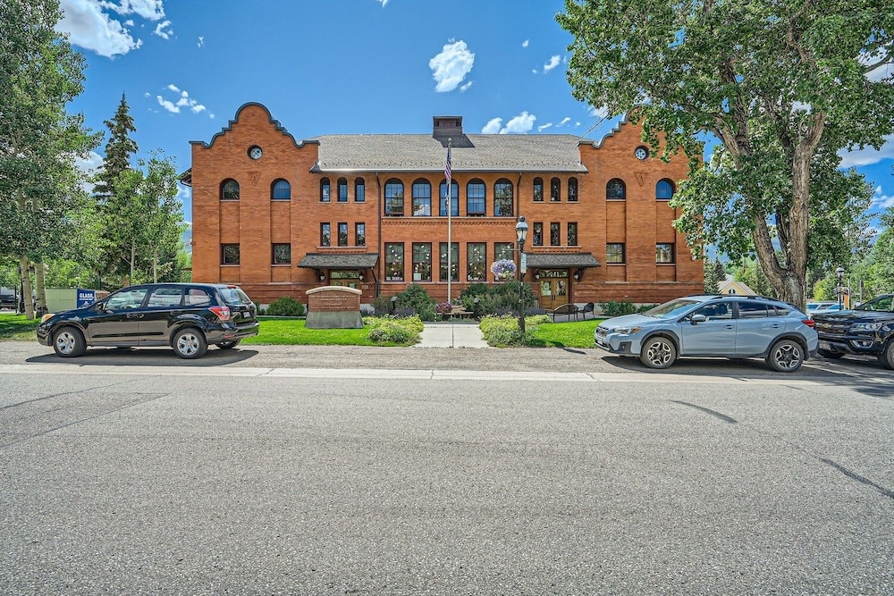 Imperial View 3 Bedroom Home by RedAwning