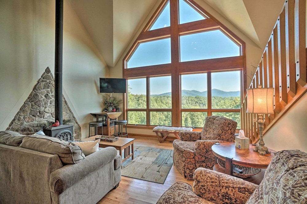 Hilltop Home w/ Panoramic Forest & Mountain Views!