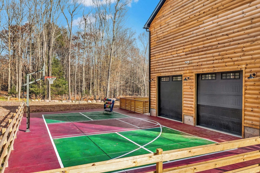 Grand Timber by Avantstay Indoor Pool, Sports Court, Game Room, & More!