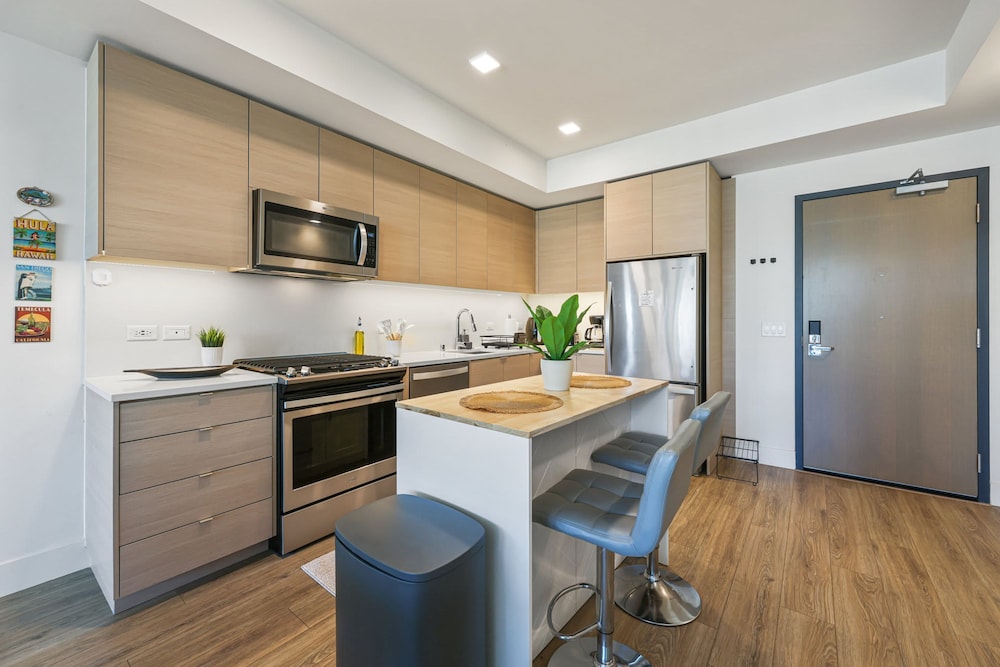 NEW Upscale Downtown San Diego Stay Queen Bed Pool Sauna