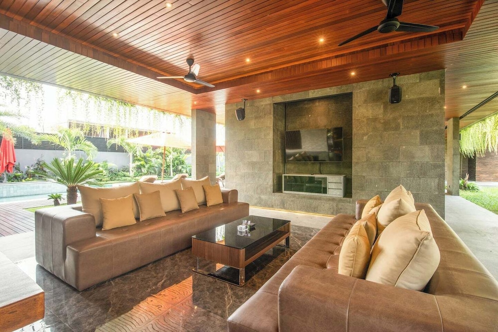 Exquisite 5BR Villa: Premier Luxury in Seminyak