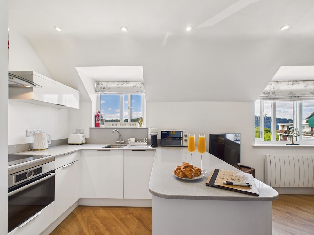 2-bed Central Apartment- Free Private Parking