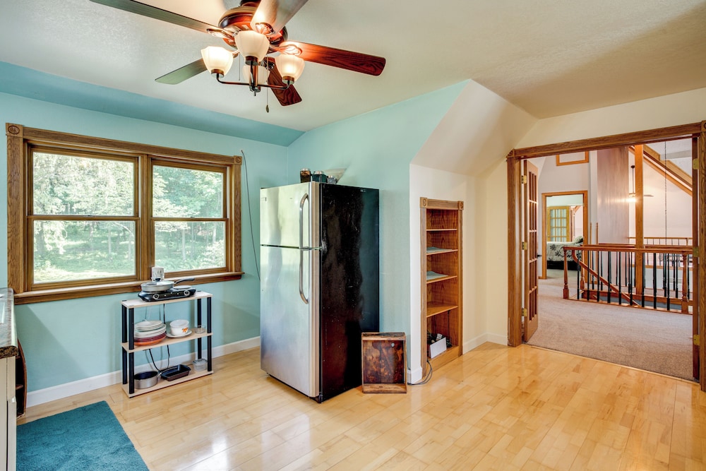 Spacious Family Villa w/ Decks in Chilton!
