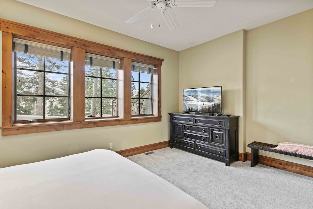 6565 Lookout Drive - Four Bedroom with Spa 4 Condo