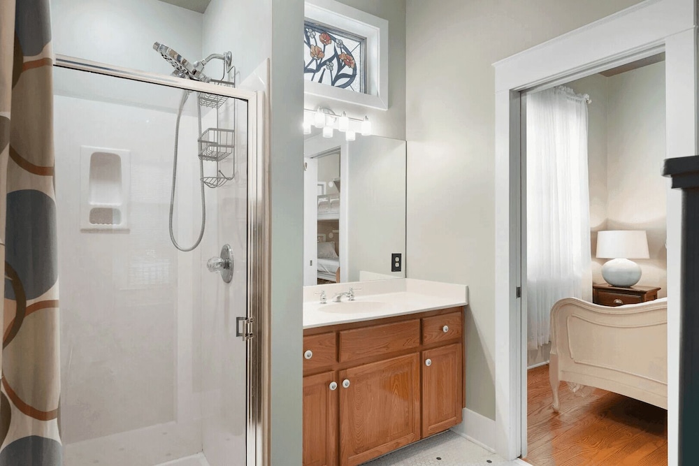 30A Grayt'n Greatful by Avantstay Charming Home+cottage, Walk to Western Lake