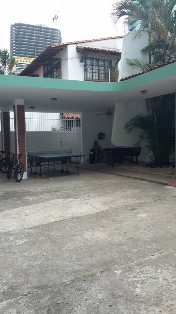 Los Mostros Hostel