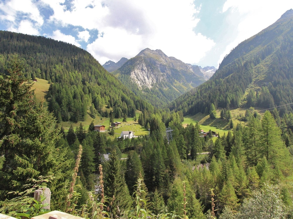 Mountain View Holiday Home in Binntal near Lengtal Deck